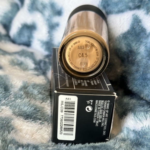 Mac Cosmetics STUDIO FIX FLUID SPF 15 24HR MATTE FOUNDATION + OIL CONTROL (NEW) - Picture 8 of 10